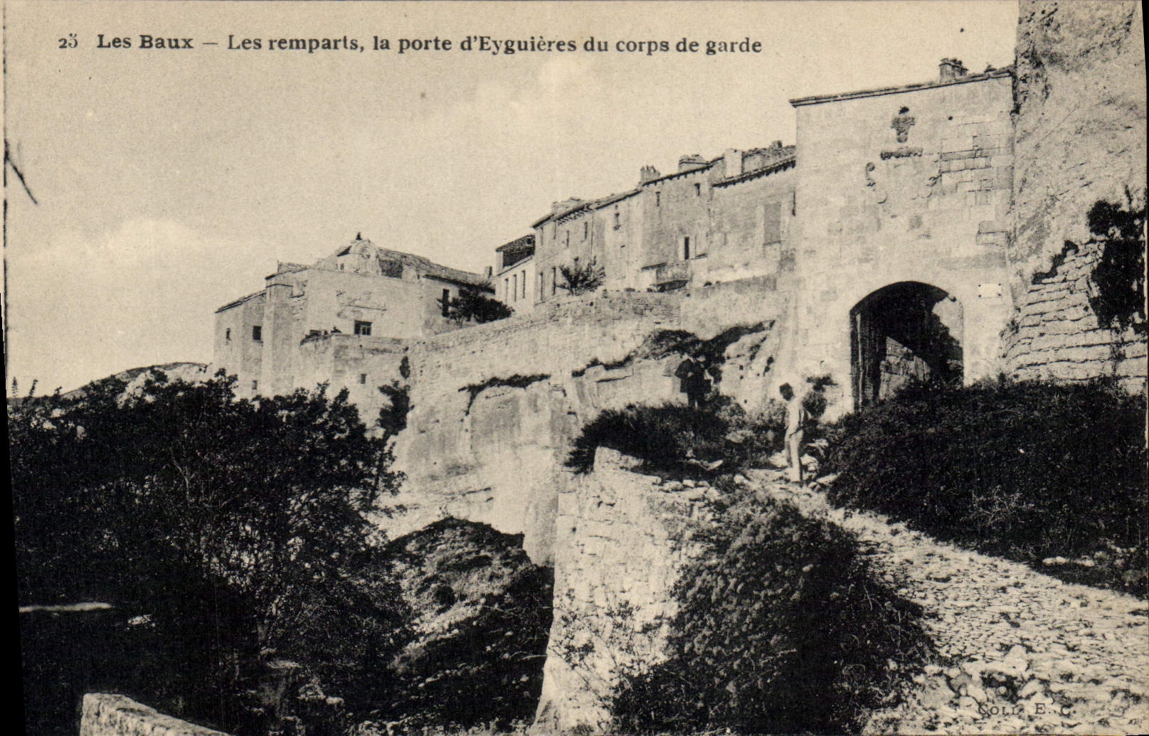 CPA Les Baux Les Remparts la pore d'Eguieres du corps de garde