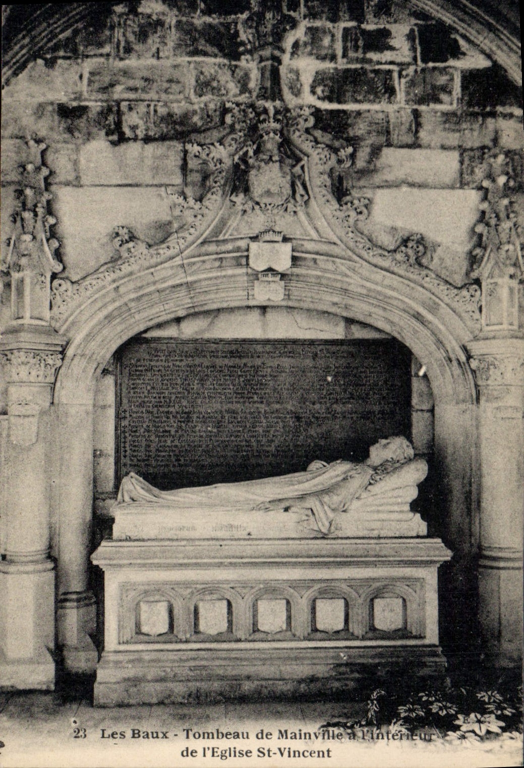CPA Les Baux Tombeau de Mainville a l'interieur de l'Eglise St Vincent