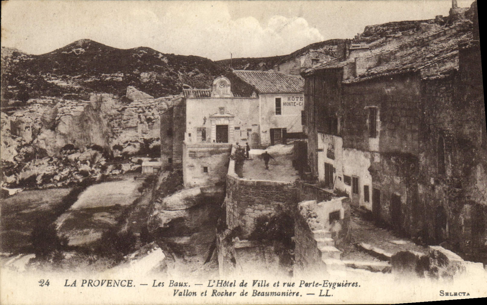 CPA Provence Les Baux L'Hotel de Ville et rue Porte Eyguieres Vallon et Rocher de Beaumaniere