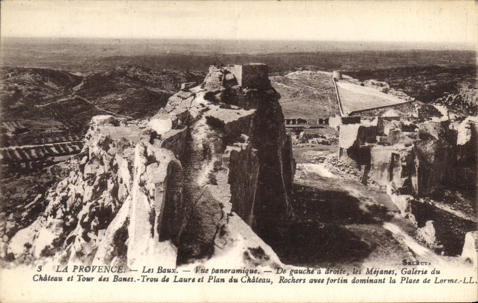 CPA Provence Les Baux Vu panoramique de gauche a droite les Mejanes Galerie du Chateau et Tour des B