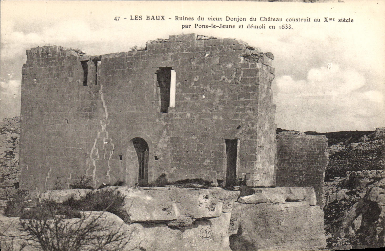 CPA Les Baux Ruines du Vieux Donjon du Chateau construit au Xme siecle par Pons le Jeune et demoli e
