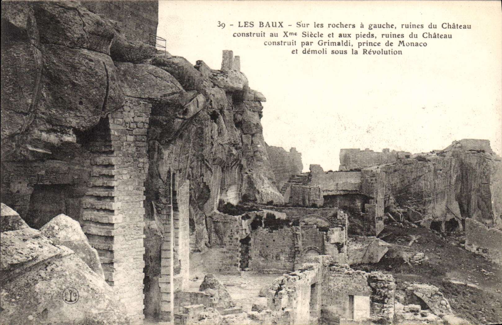 CPA Les Baux Sur les rocher a gauceh ruines du Chateau construit au Xme Siecle et aux pieds ruines d