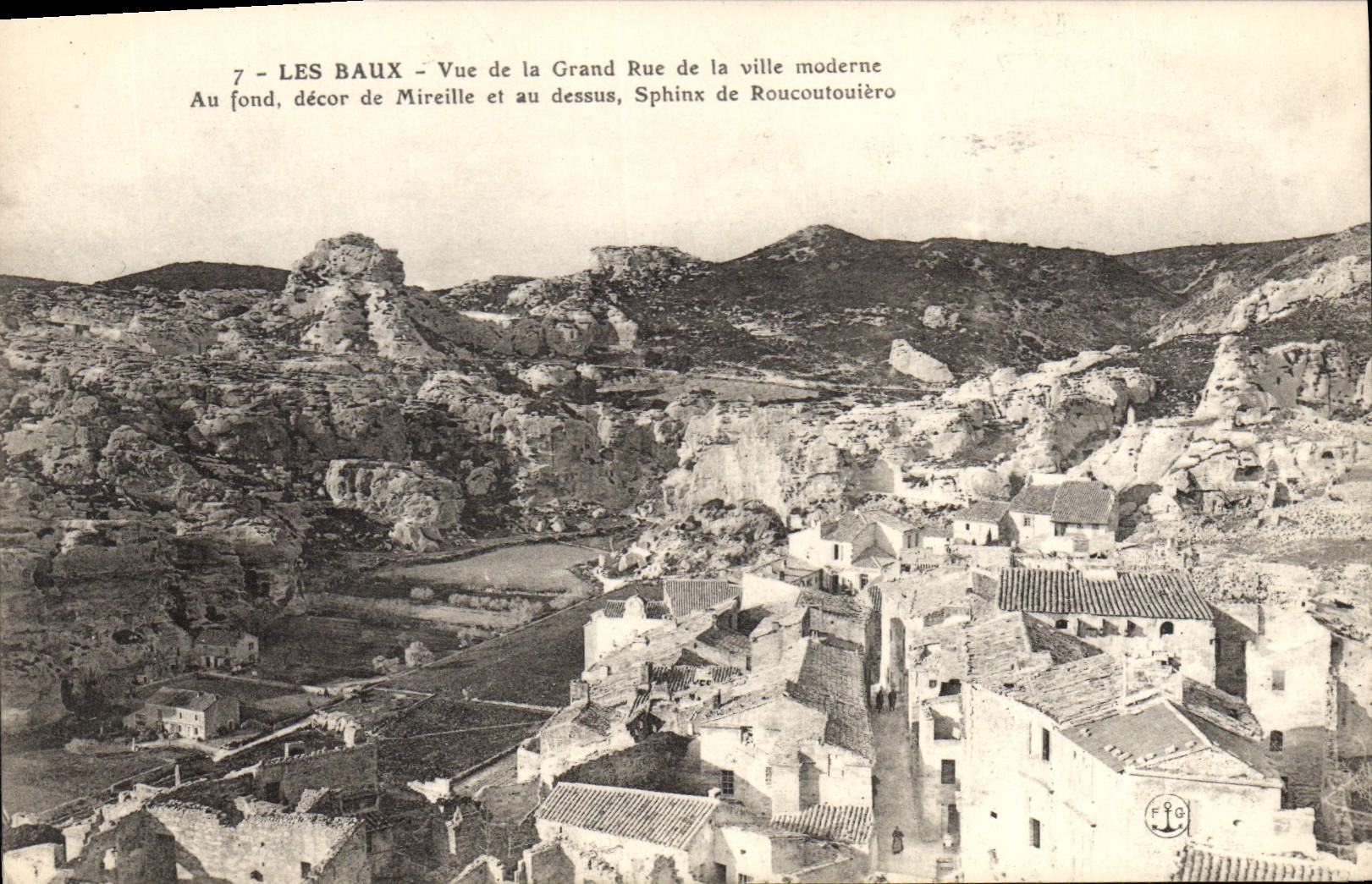 CPA Les Baux Vue de la Grand Rue de la ville moderne au fond decor de Mireille et au dessus Sphinx d