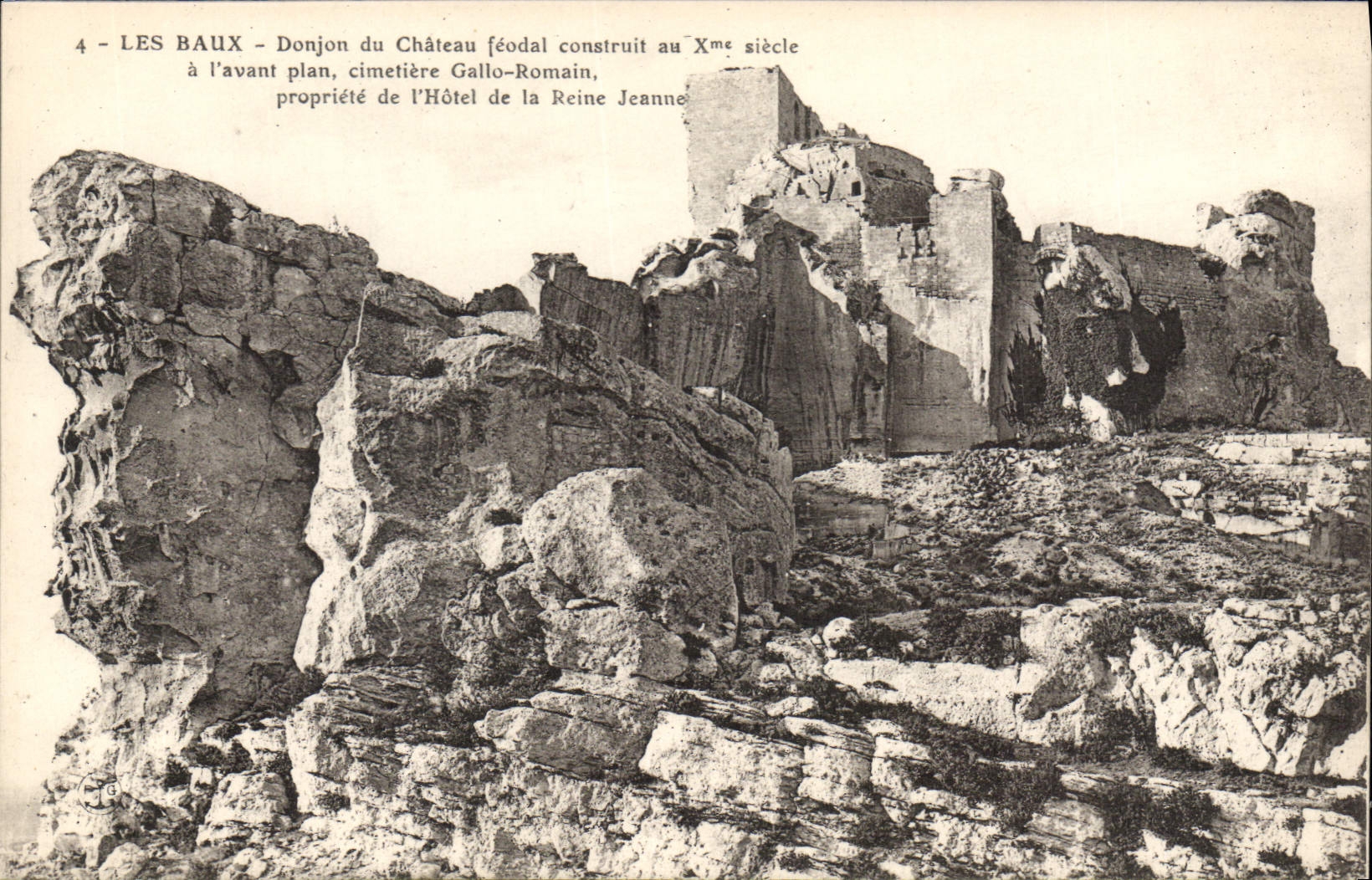 CPA Les Baux Donjon du Chateau feodal construit au Xme siecle a l'avant plan cimatiere Gallo Romain