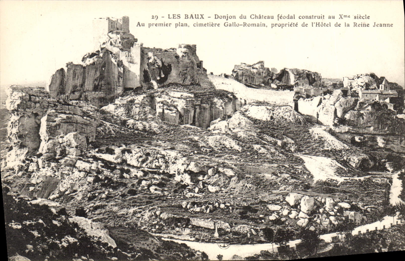 CPA Les Baux Donjon du Chateau feodal construit au Xme siecle a l'avant plan cimatiere Gallo Romain