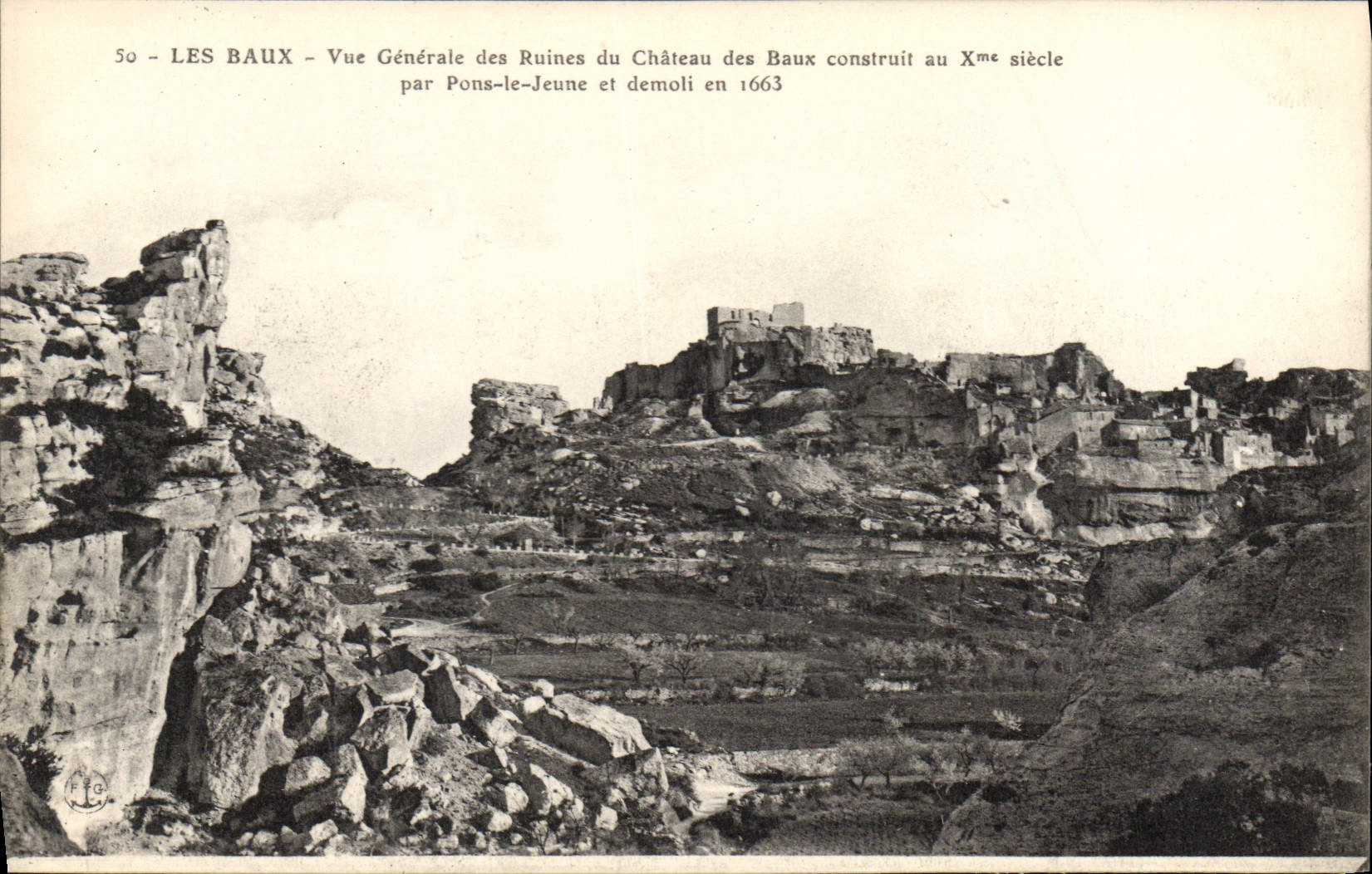 CPA Les Baux Vue generale des Ruines du Chateau des Baux construit au Xme siecle par Pons le Jeune e