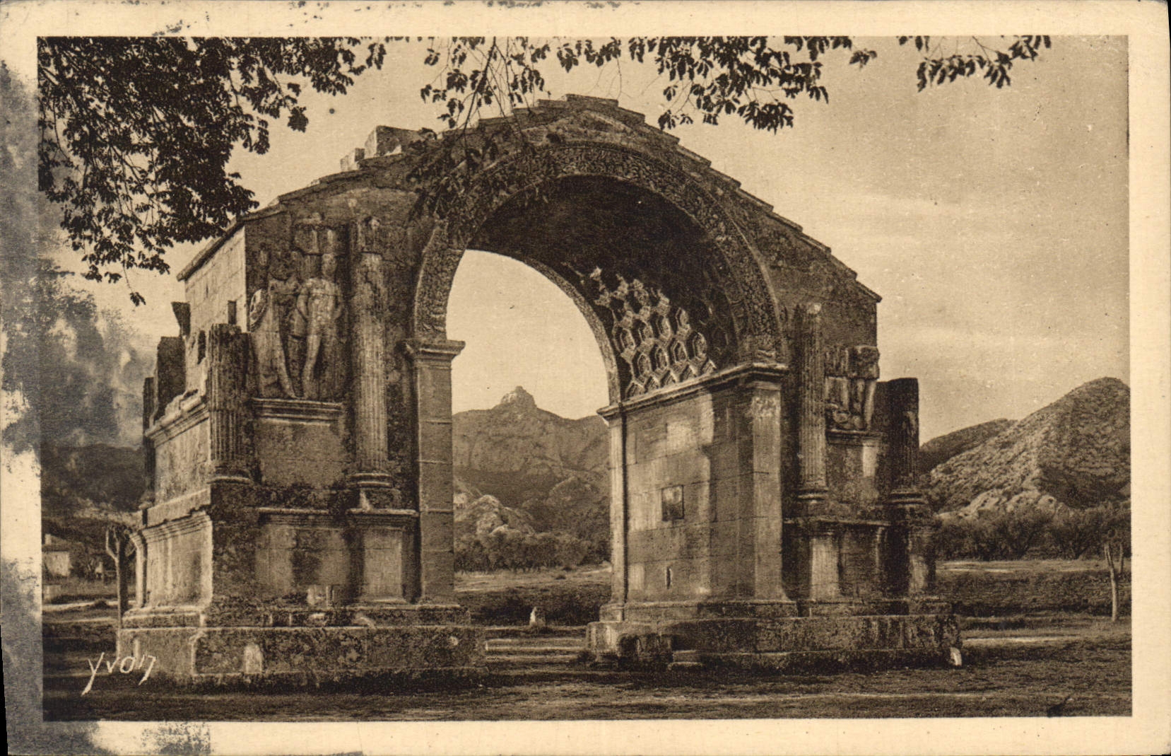 CPA St Remy en Provence Les Monument Romains (Plateau des Antiquites)
