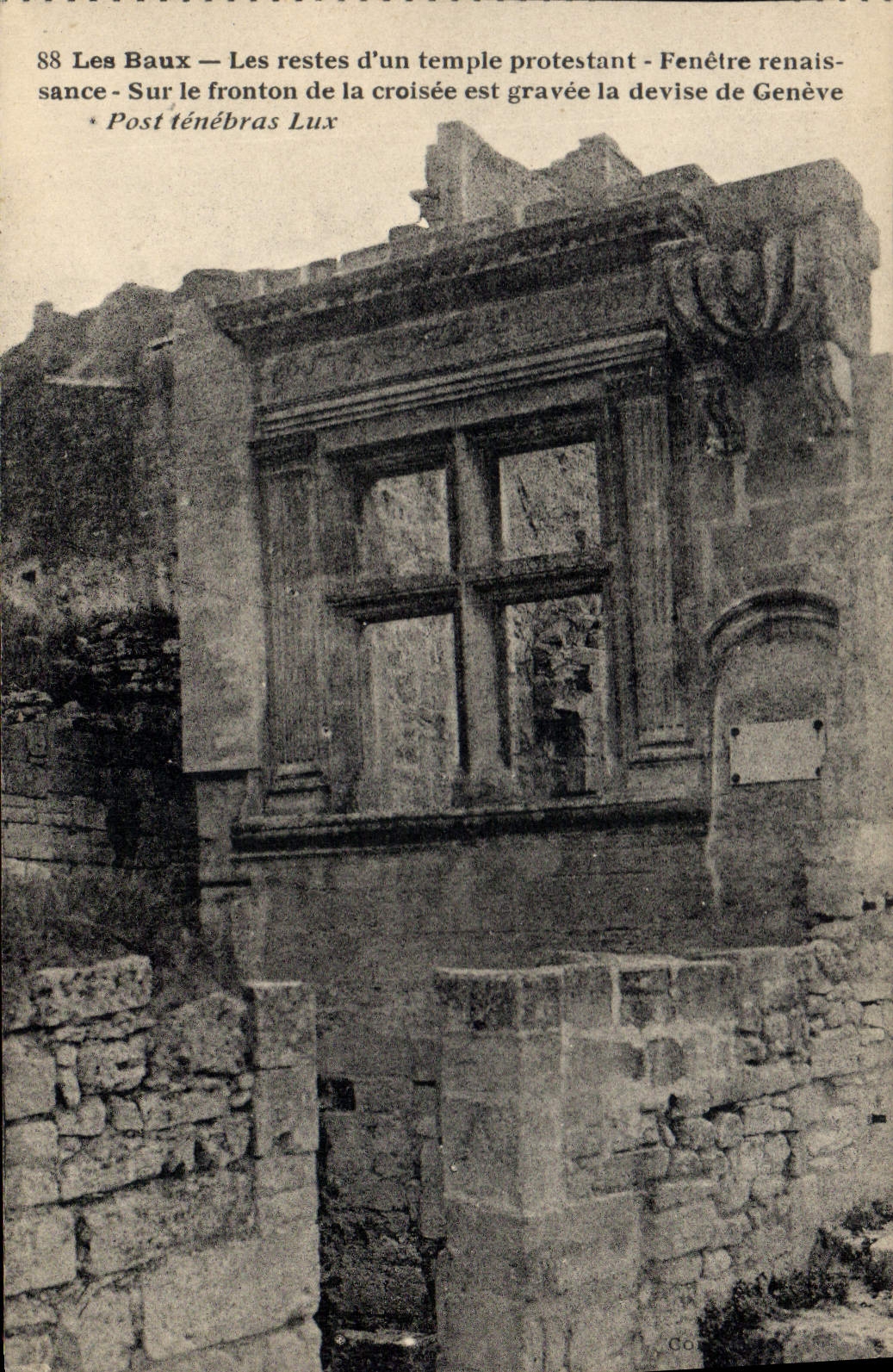 CPA Les Baux Les restes d'un temple protestant fenetre renaissance sur le Fronton de la croisee est 