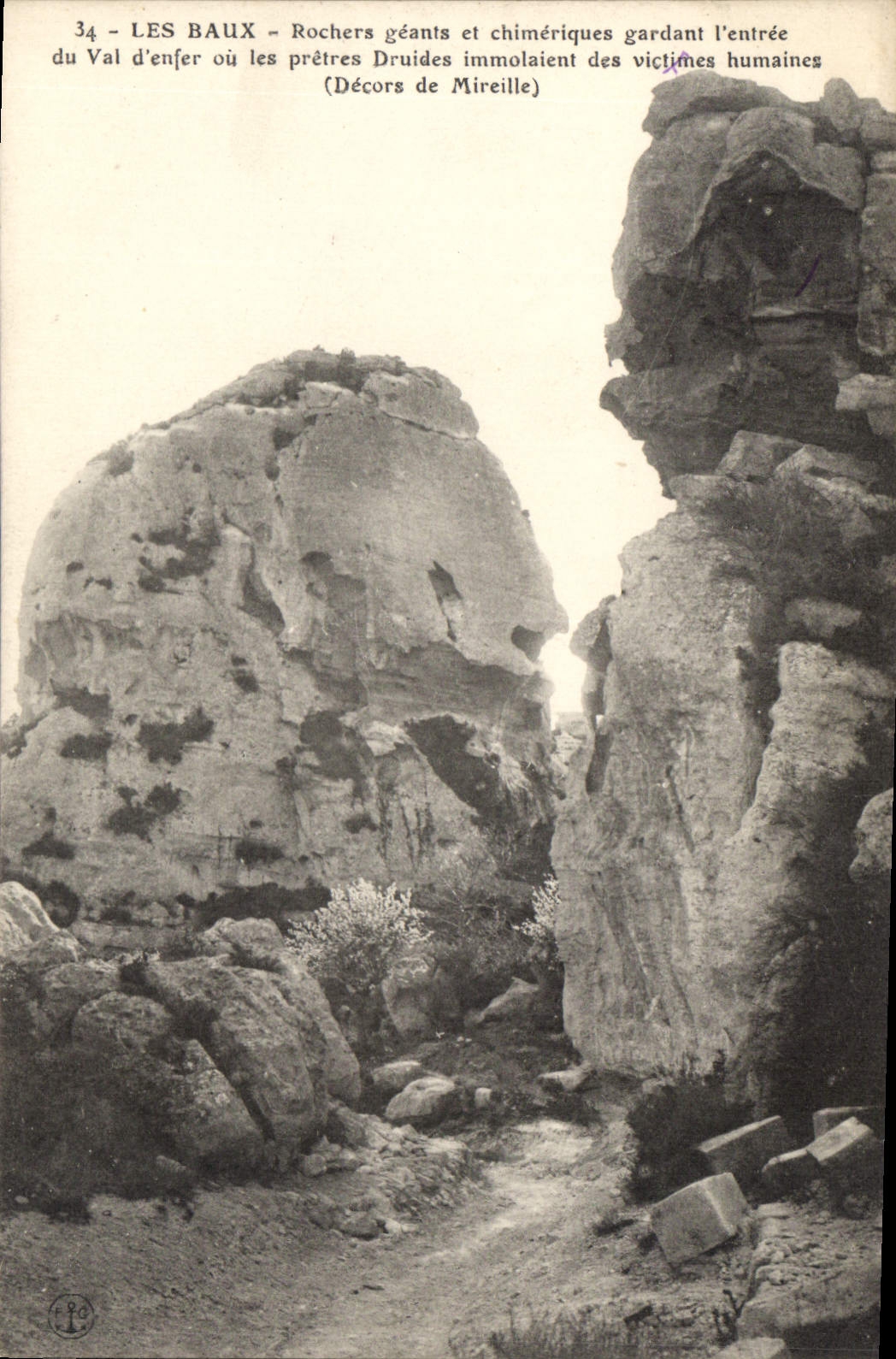 CPA Les Baux Rocher geants et chimeriques gardant l'entree du val d'enfer ou les pretres Druides im