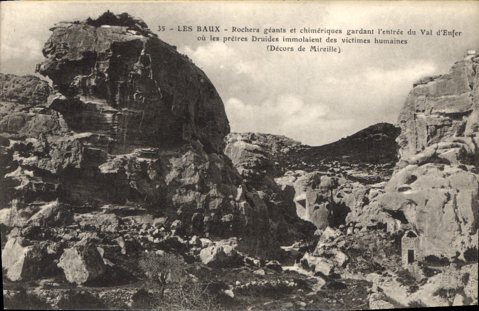 CPA Les Baux Rocher geants et chimeriques gardant l'entree du val d'enfer ou les pretres Druides imm