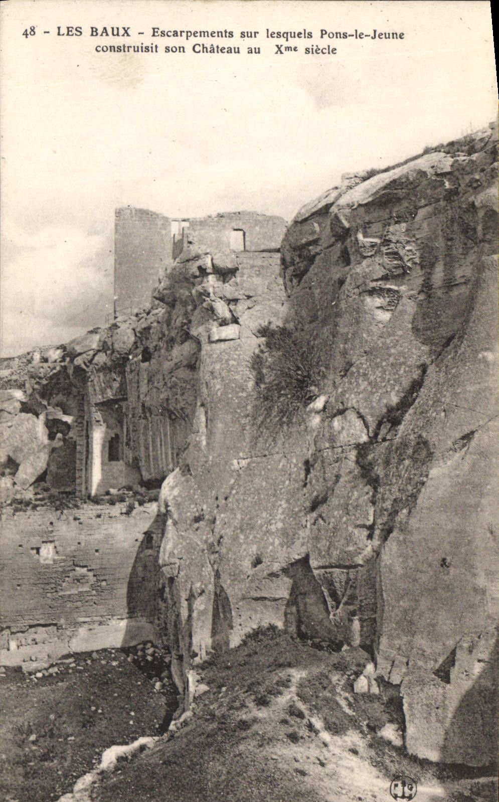 CPA Les Baux Escarpements sur lesquels Pons le Jeune construit son Chateau au Xme siecle