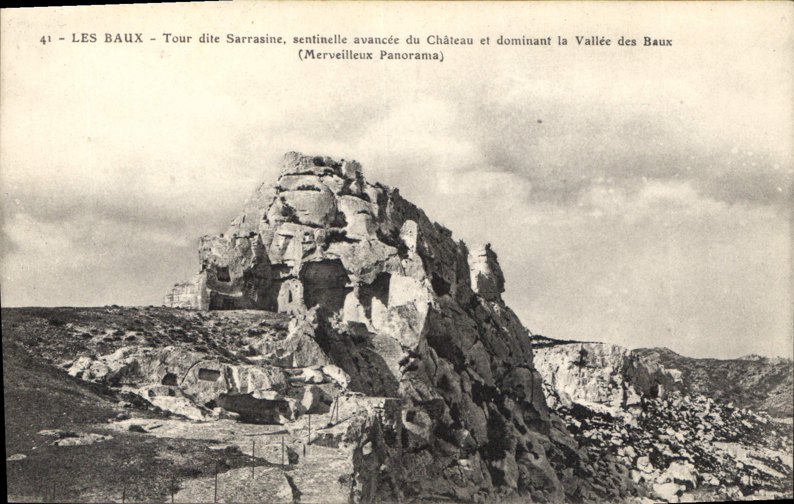 CPA Les Baux Tour dite Sarrasine sentinelle avancee du Chateau et dominant la Vallee des Baux (Merv