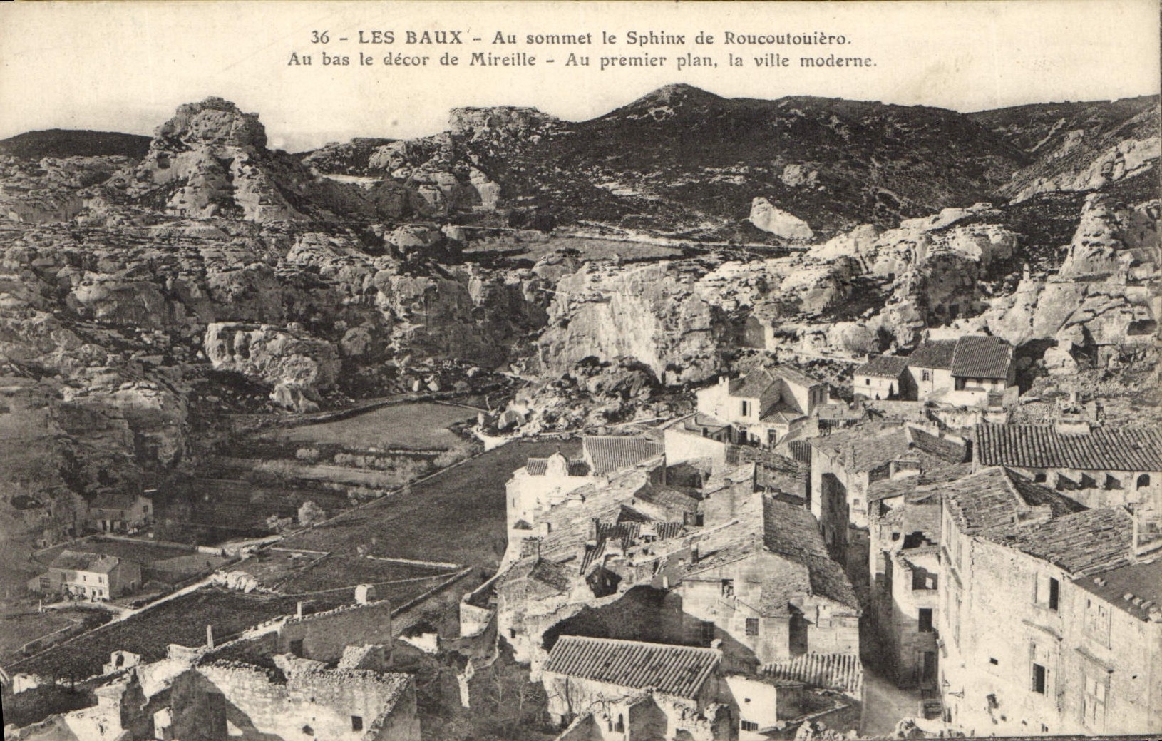 CPA Les Baux Au sommet le Sphinx de Roucoulouiero Au bas le decor de Mireille au premier plan le vil