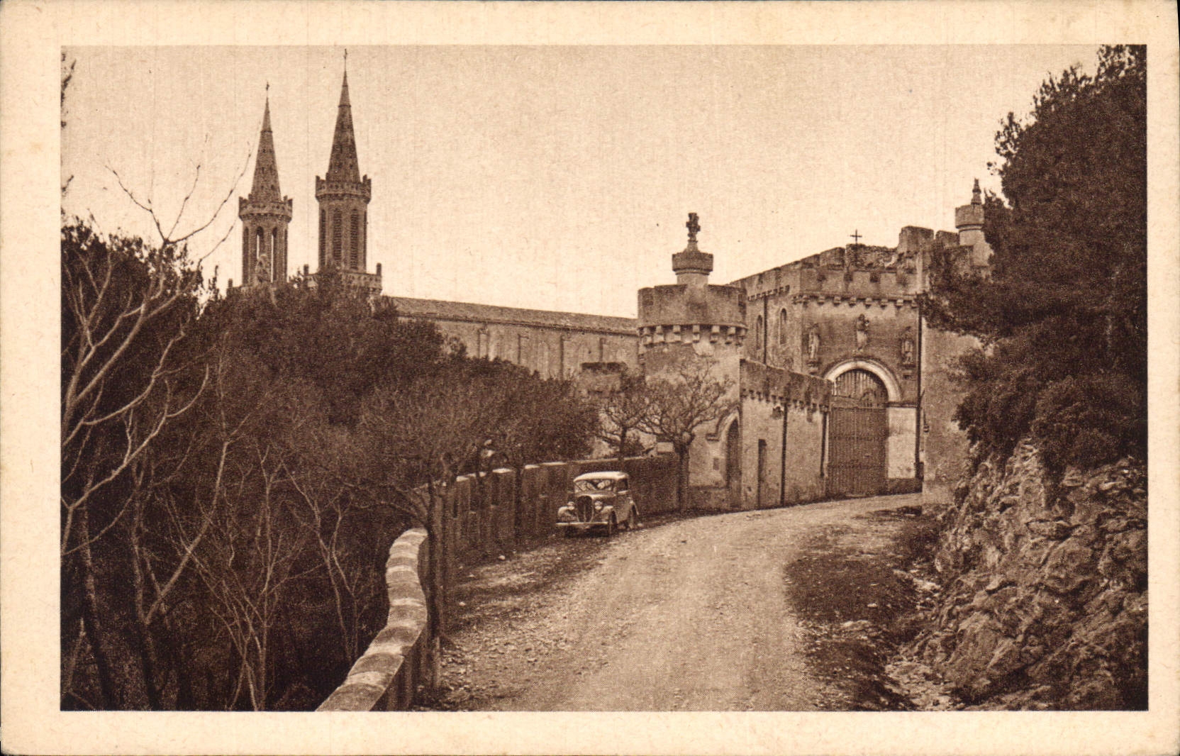 CPA Saint Michel de Frigolet (B du RH) L'arrivee a l'abbaye Ancienne entree du Monastere avec ses to