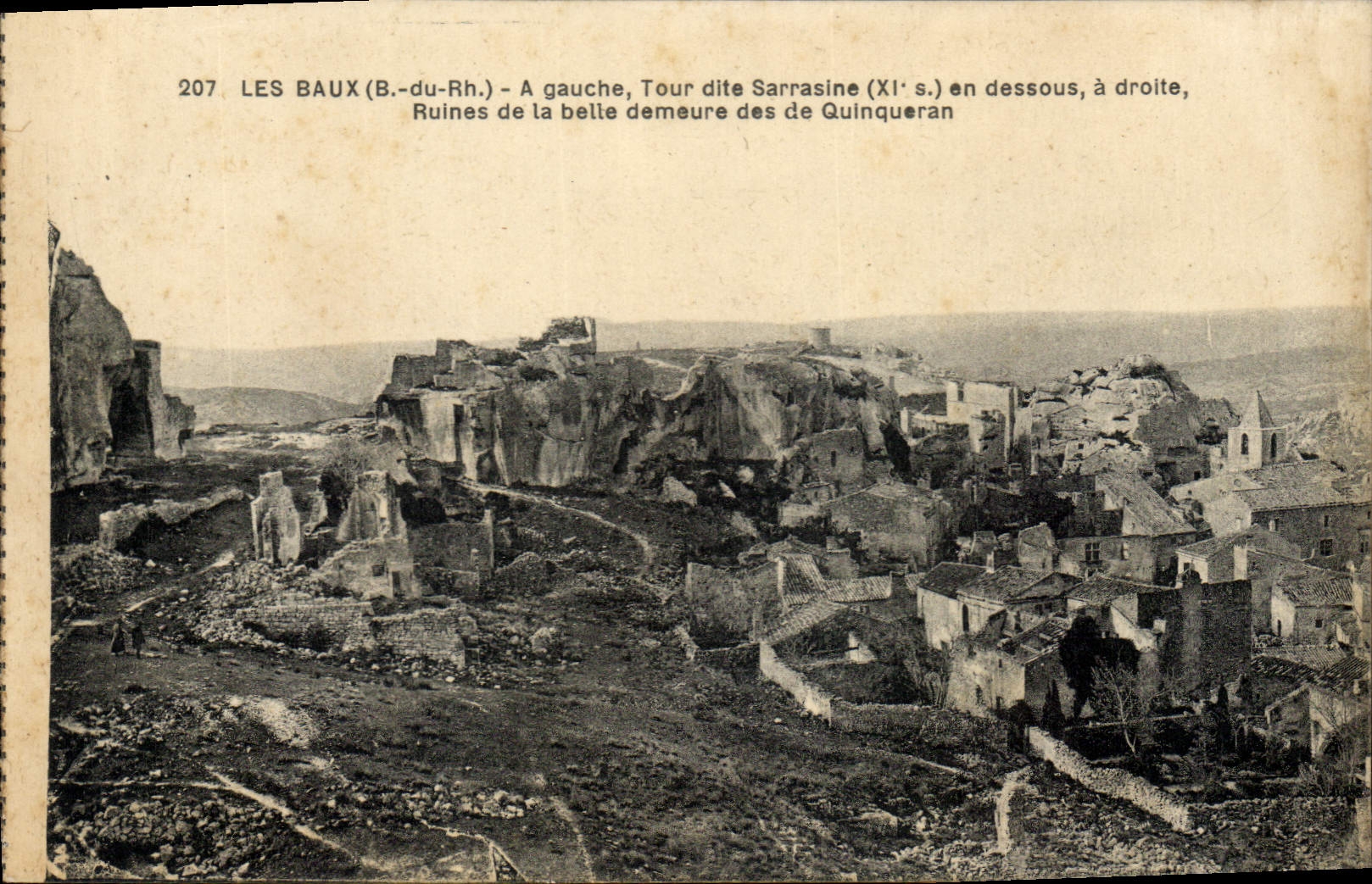 CPA Les Baux (B du Rh) A gauche tour dite Sarrasine (XIe s) au dessous a droite Ruines de la belle d