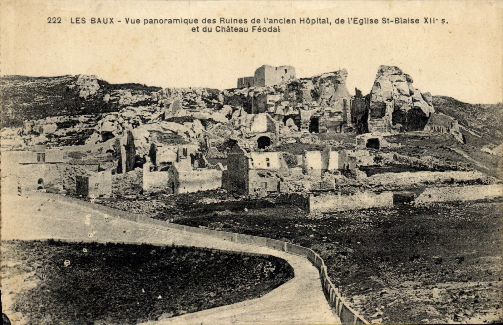CPA Les Baux Vue panoramique des ruines de l'ancien Hopital de l'Eglise St Blaise XIIe s et du Chate
