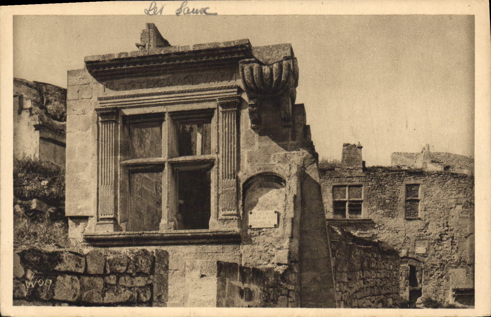 CPA Les Baux (B du Rh) Fenetre Renaissance Ruine d'un Temple protestant