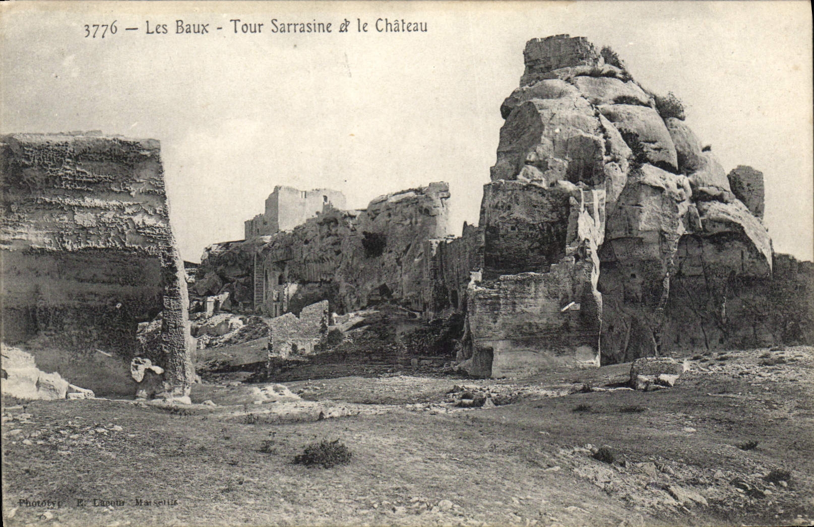 CPA Les Baux Tour Sarrasine et le Chateau