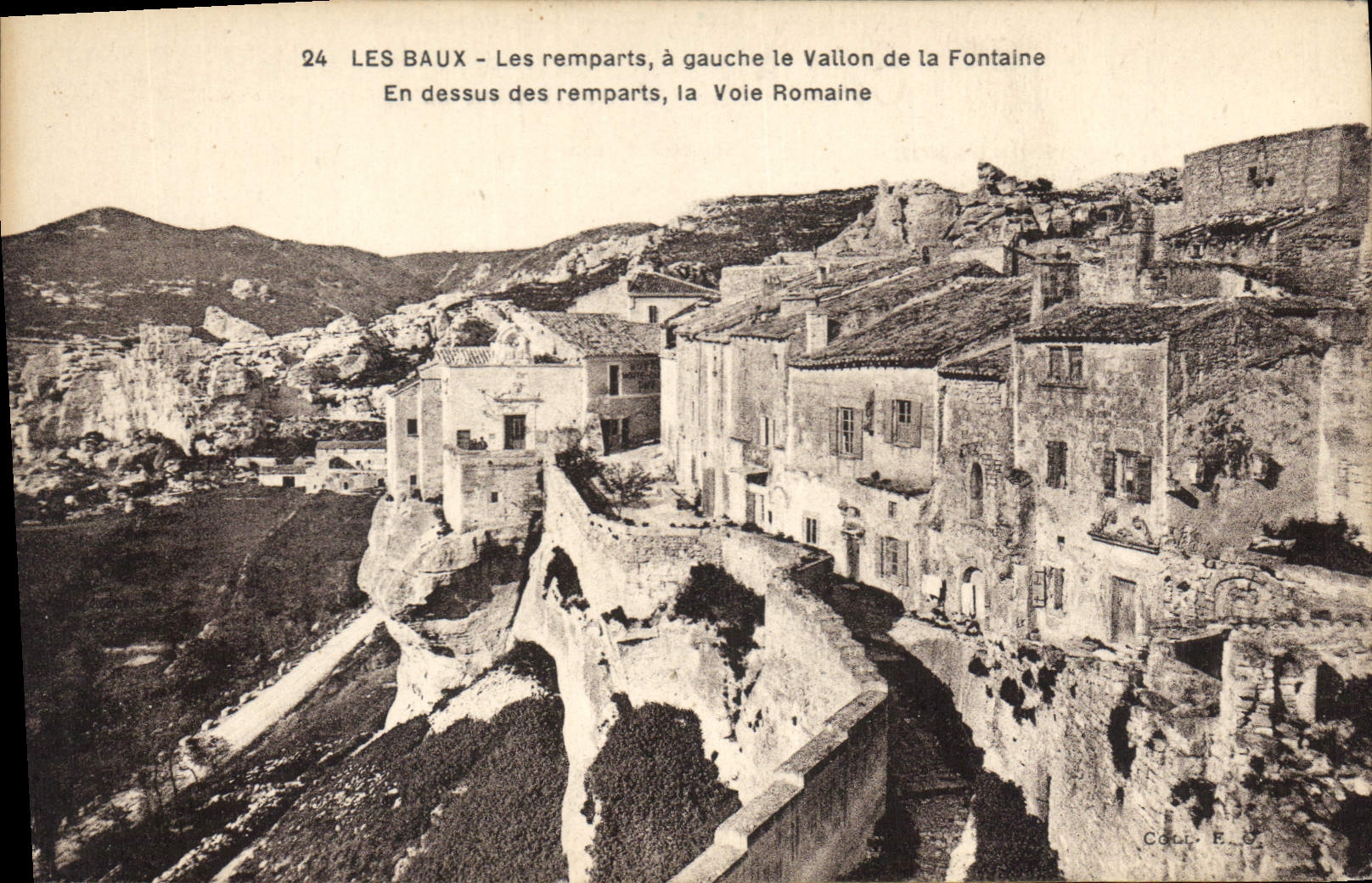 CPA Les Baux Les Remparts a gauche le vallon de la Fontaine en dessus des remparts le voie Romaine