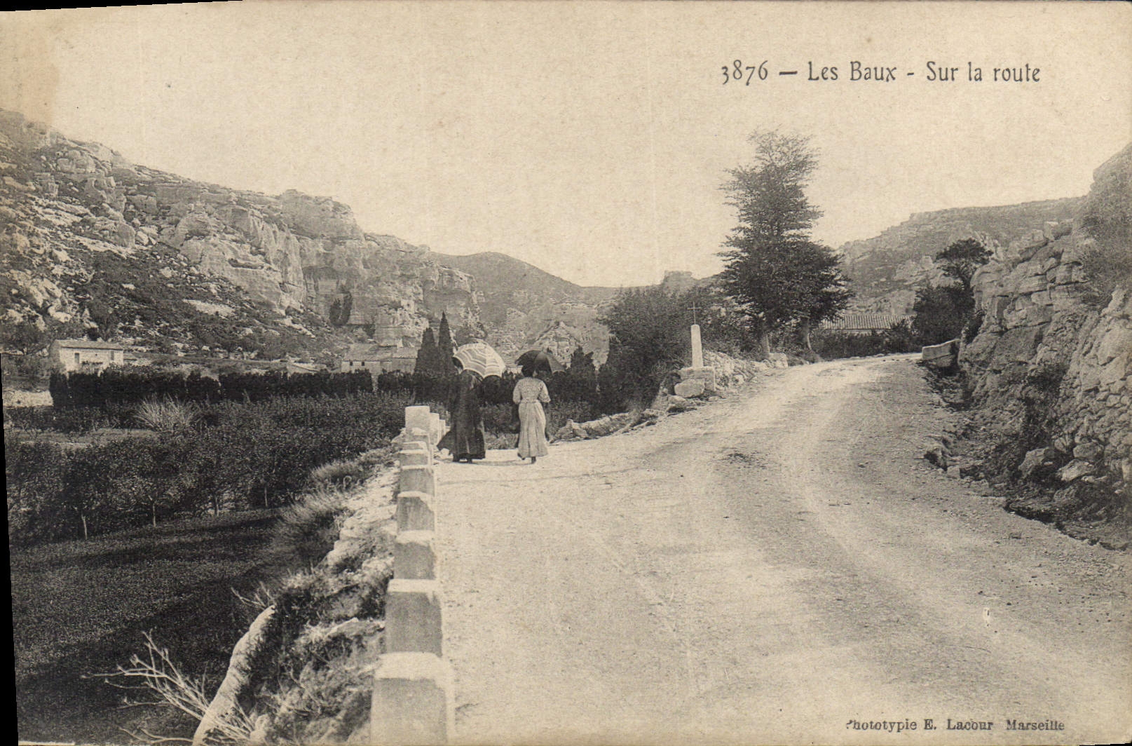 CPA Les Baux Sur la route