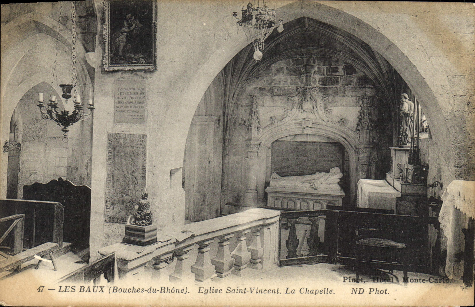 CPA Les Baux (Bouches du Rhone) Eglise Saint Vincent La Chapelle