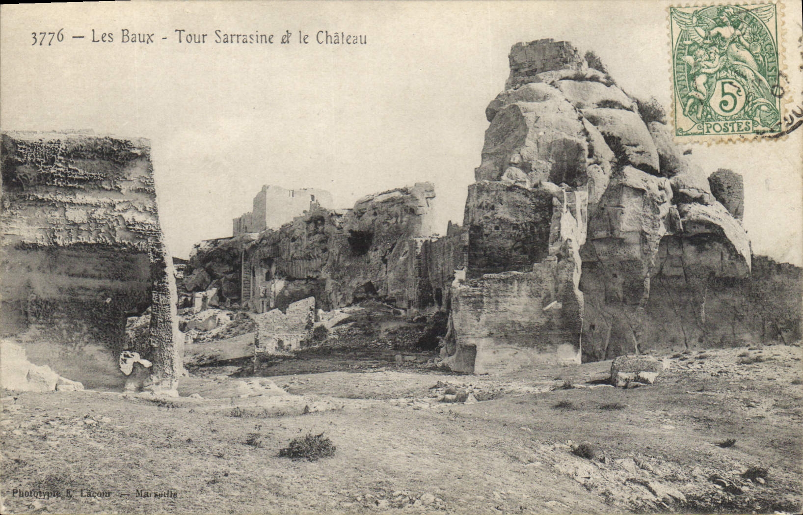 CPA Les Baux Tour Sarrasine et le Chateau