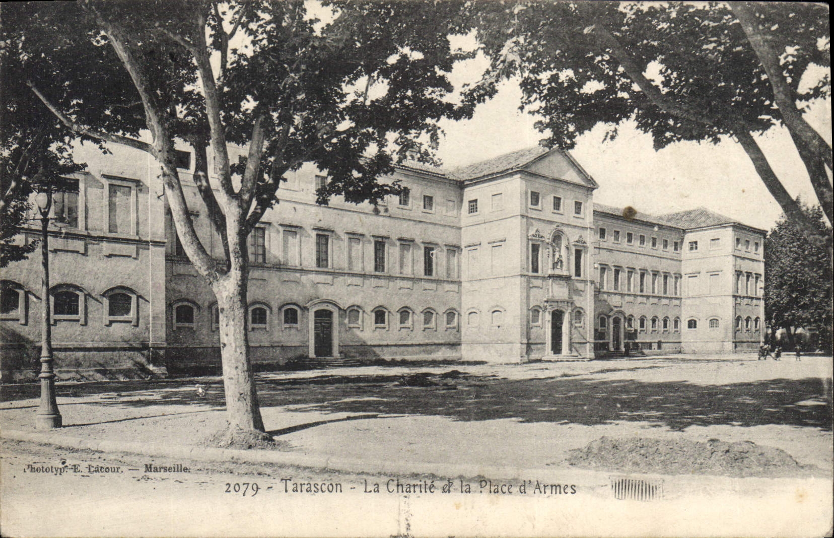 CPA Tarascon La Charite et la Place d'Armes