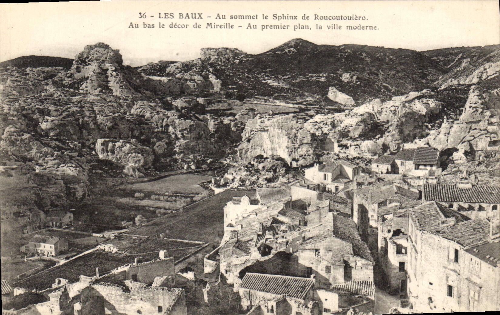 CPA Les Baux Au sommet le Sphinx de Roucoutouiero Au bas le decor de Mireille Au premlier plan le vi
