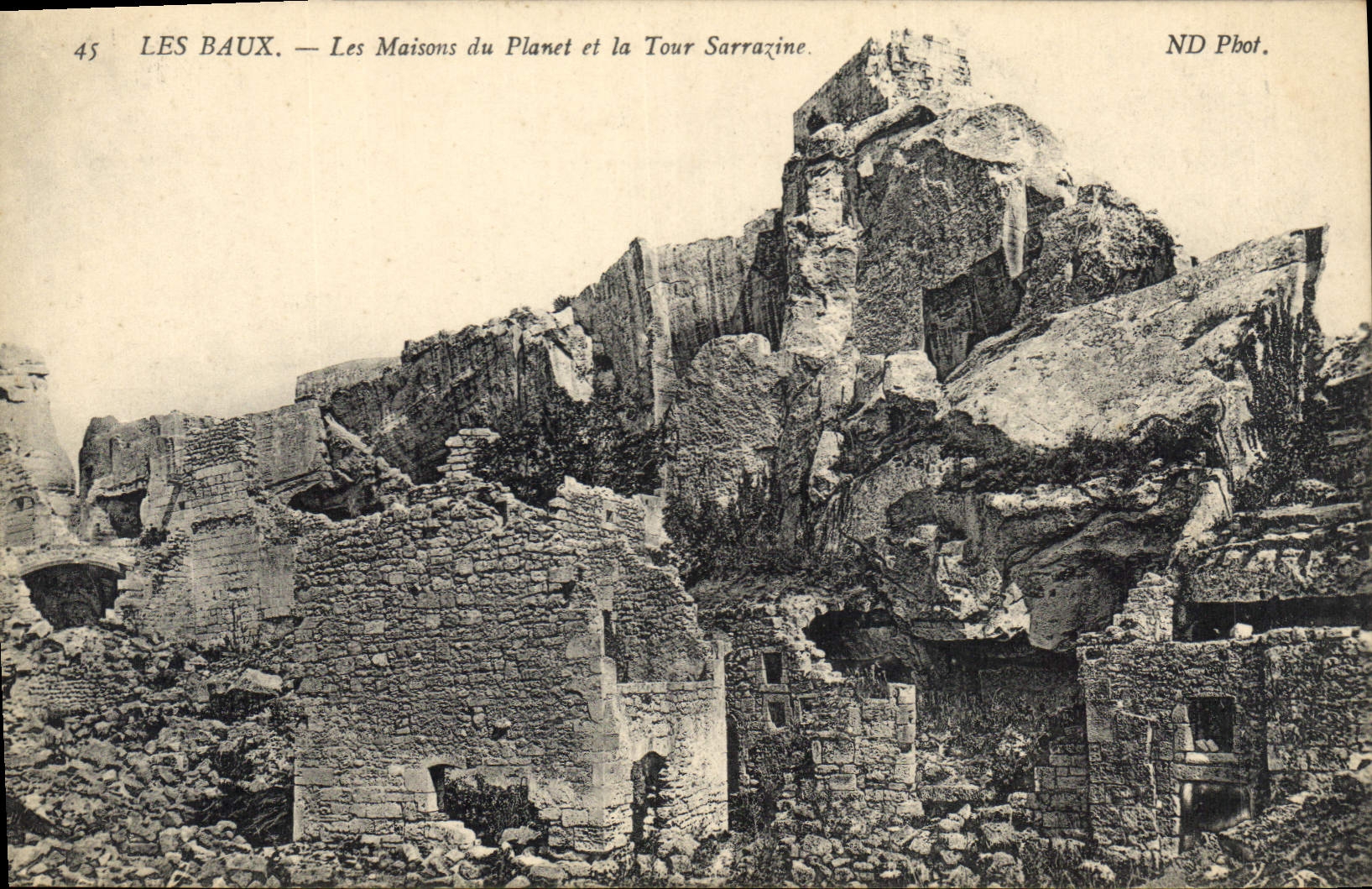 CPA Les Baux Les Maisons du Planet et la Tour Sarrazine