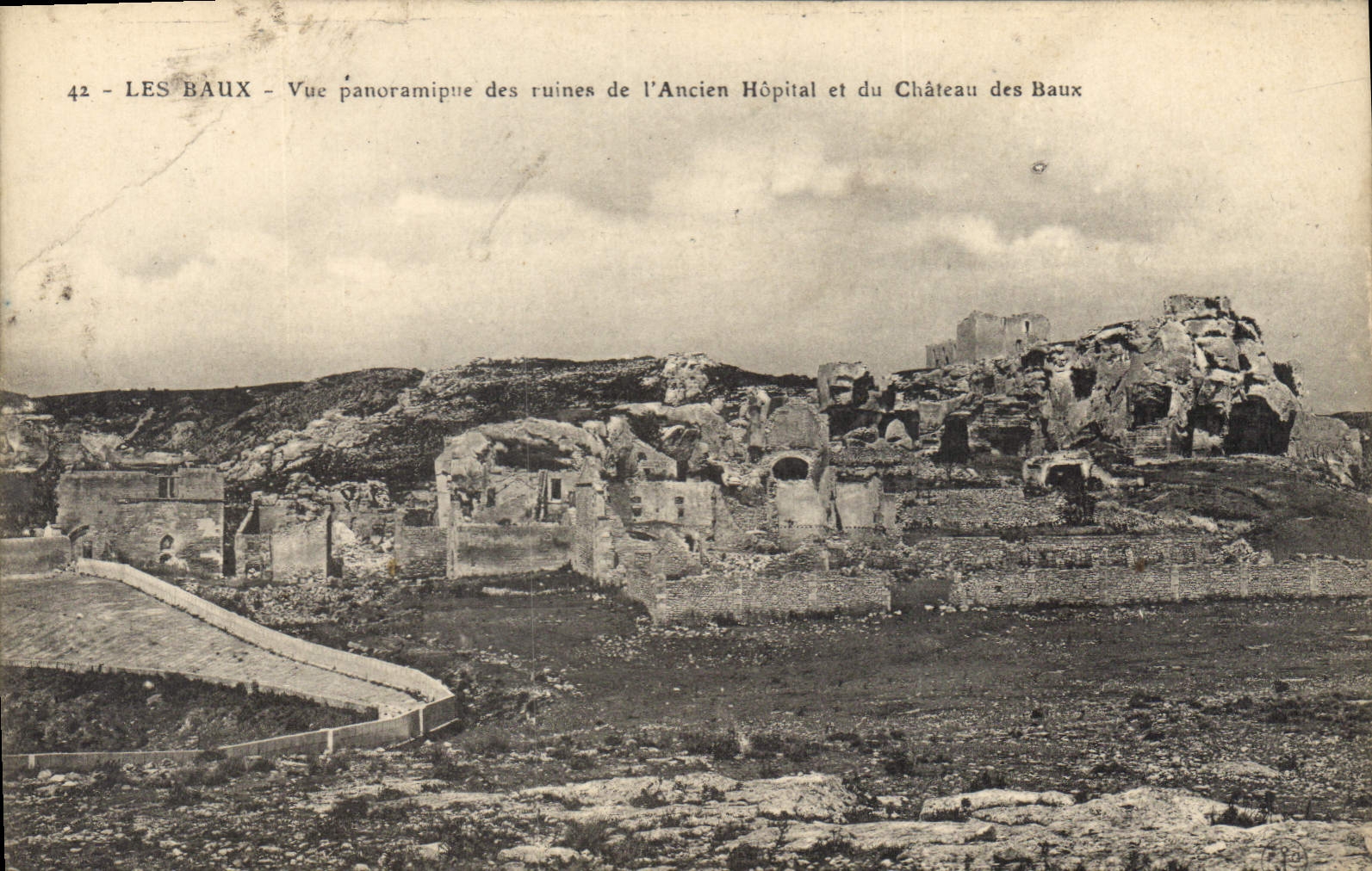 CPA Les Baux Vue panoramique des ruines de l'Ancien Hopital et du Chateau des Baux