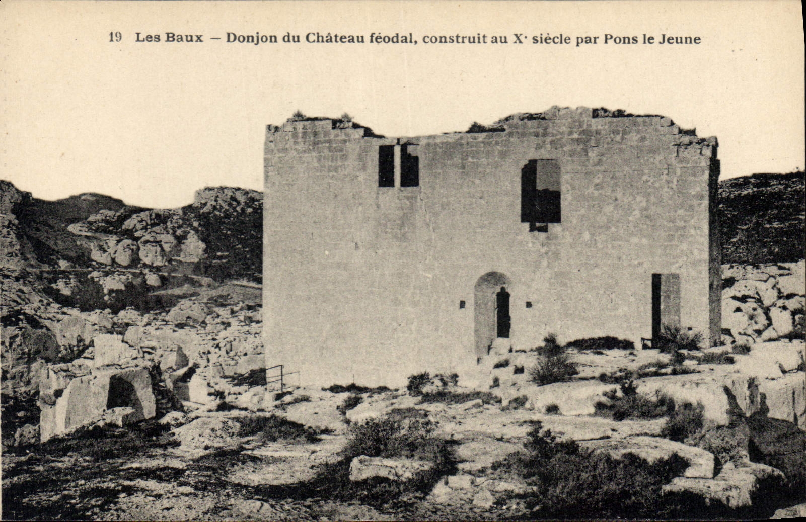 CPA Les Baux Donjon du chateau feodal construit au siecle par Pons le Jeune