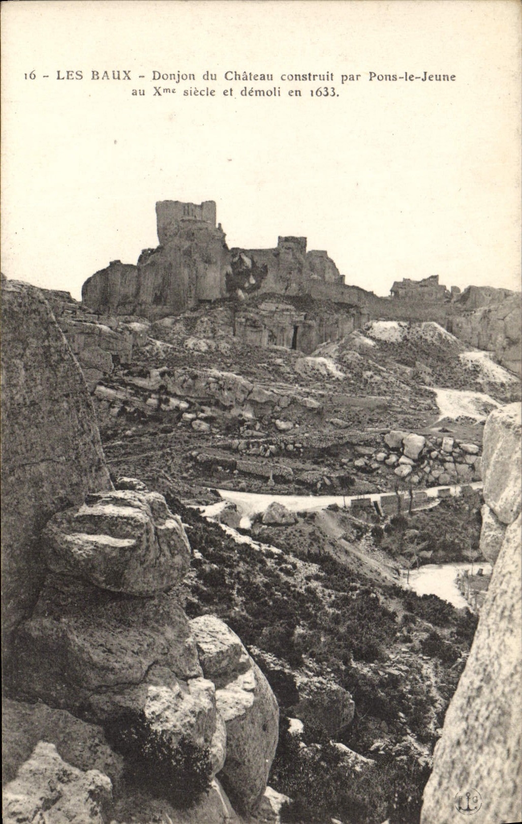 CPA Les Baux Donjon du Chateau construit par Pons le Jeune au Xme siecle et demoli en 1633