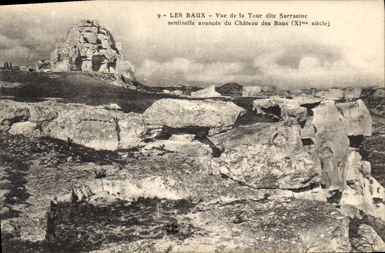 CPA Les Baux Vue de la Tour dite Sarrasine sentinelle avancee du Chateau des Baux (XIe siecle)