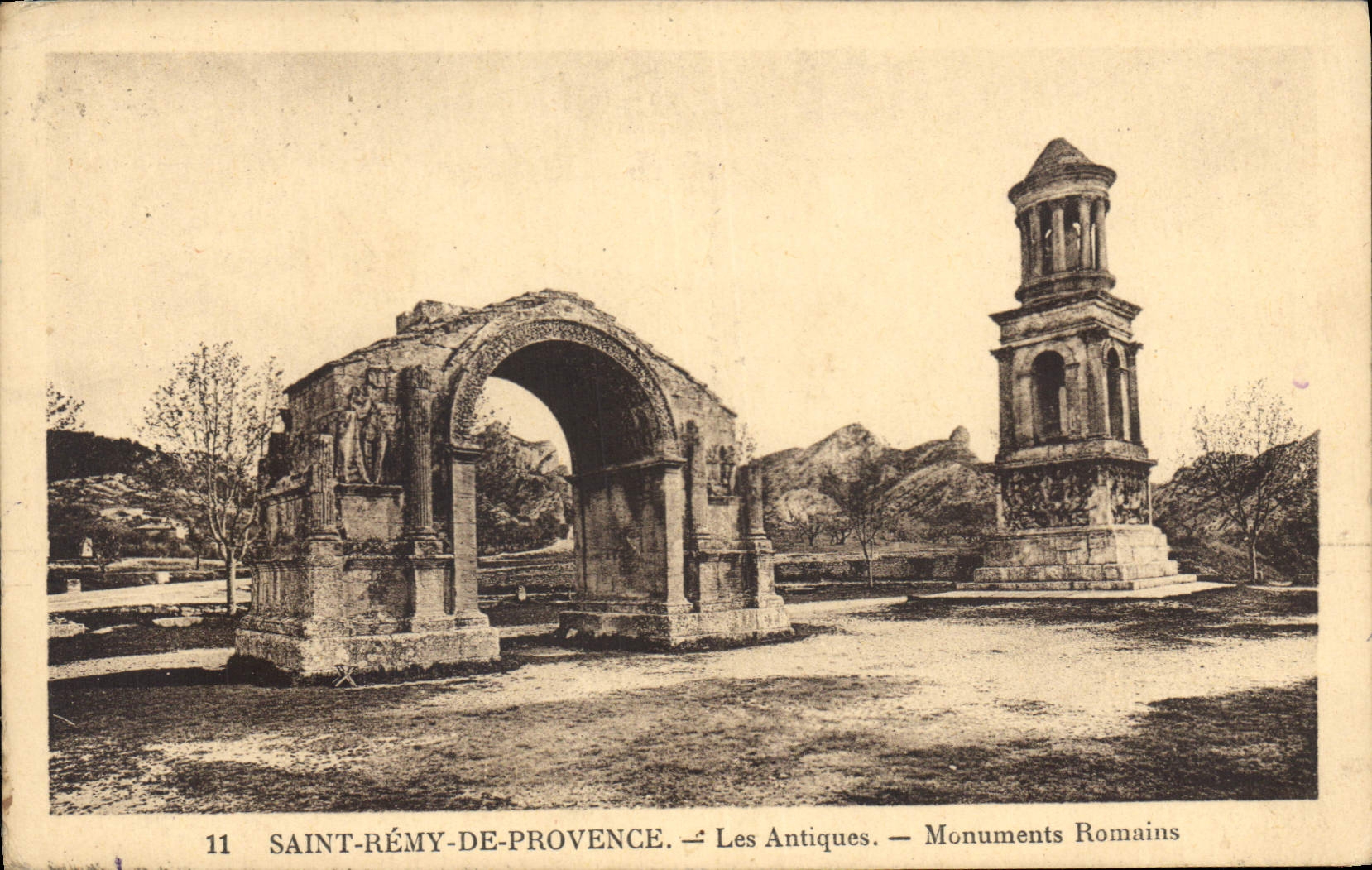CPA Saint Remy de Provence Les Antiques Monuments Romains