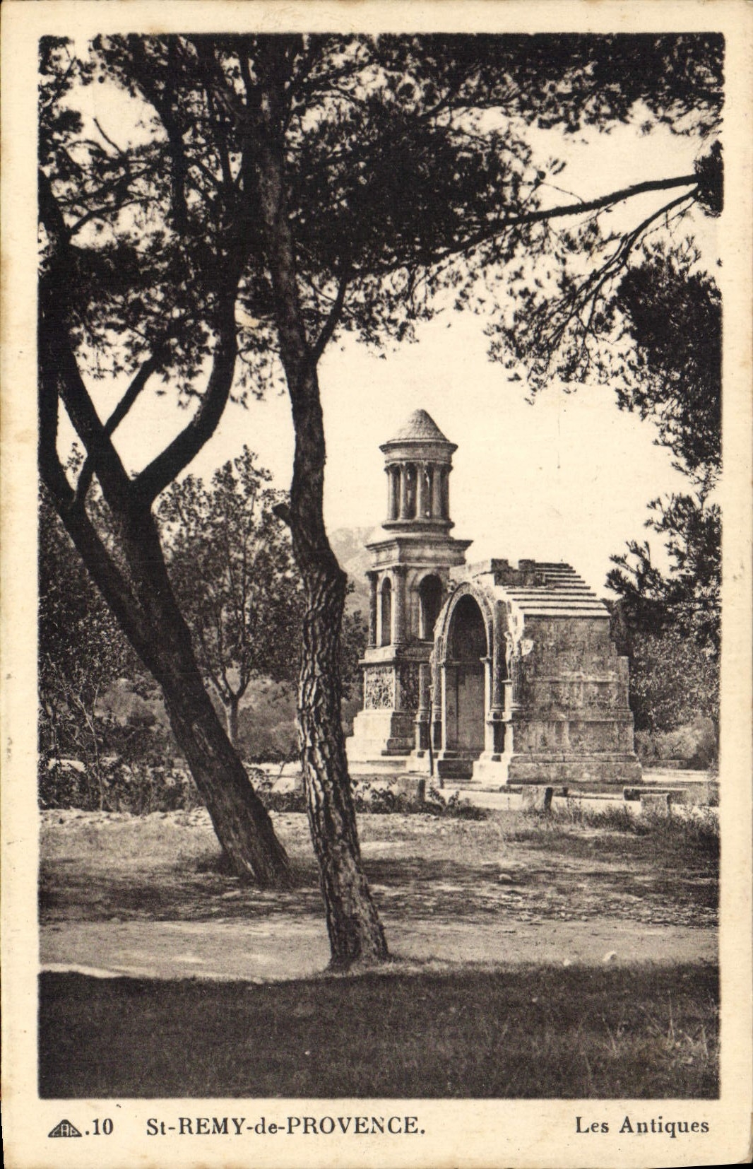 CPA Saint Remy de Provence Les Antiques Les Antiques