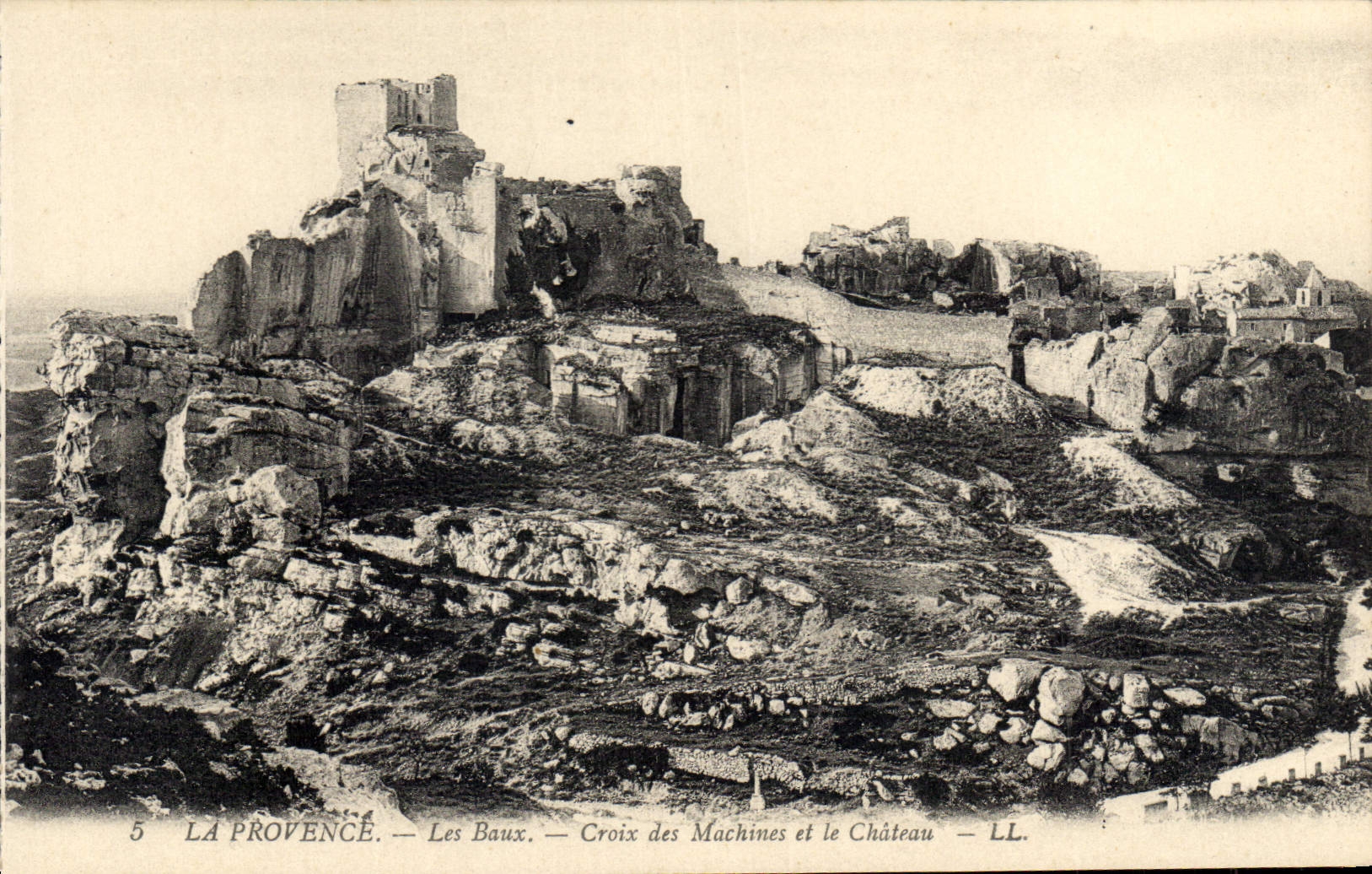 CPA La Provence Les Baux Croix des Machines et le Chateau