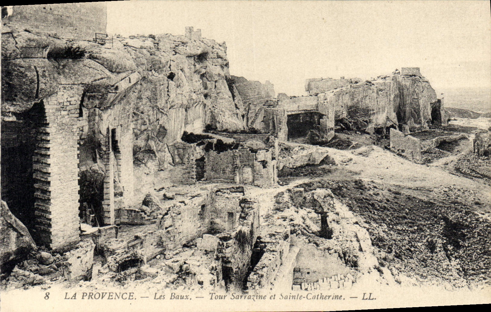 CPA La Provence Les Baux Tour Sarrazine et Sainte Catherine