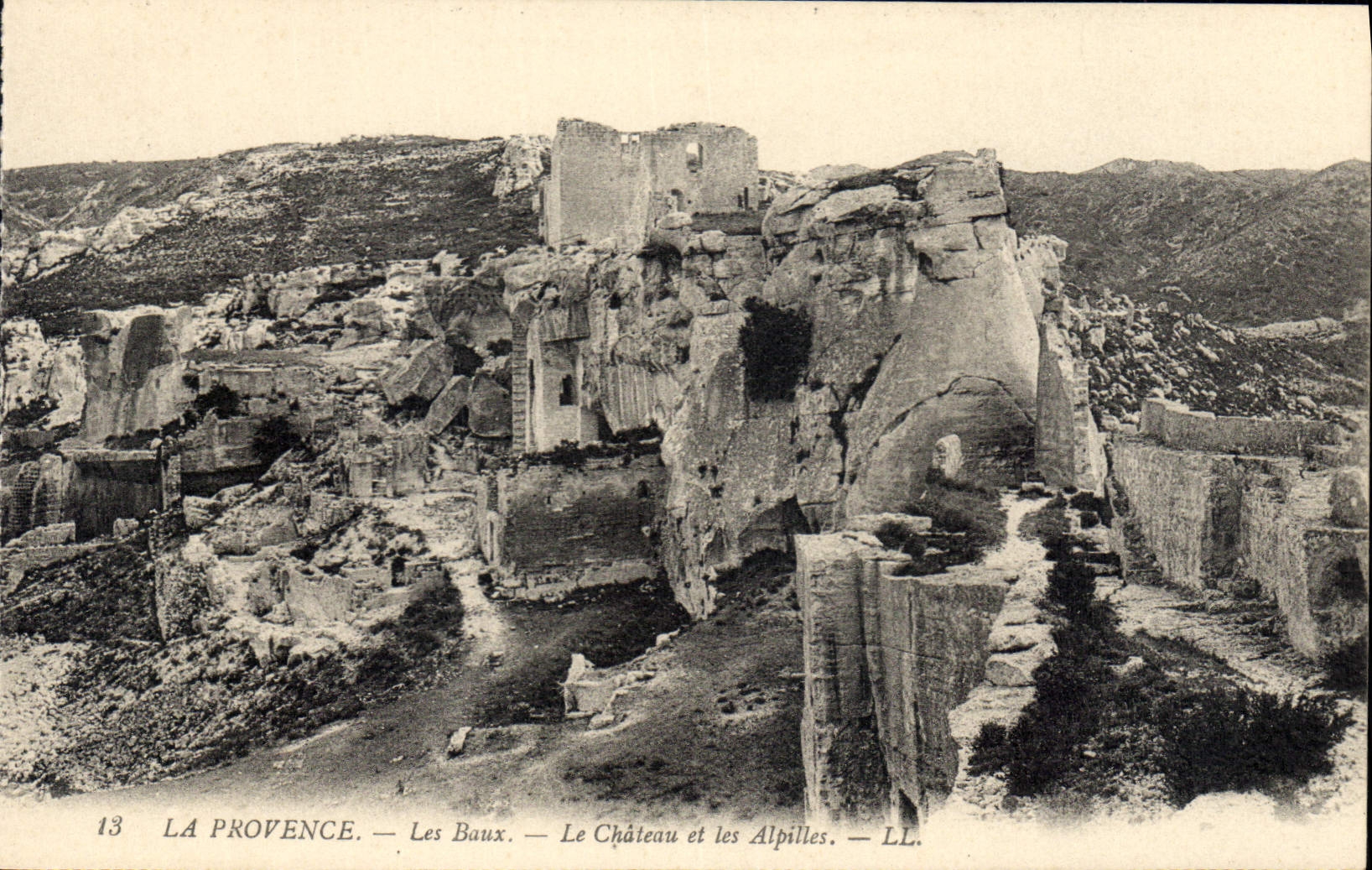 CPA La Provence Les Baux Le Chateau et les Alpilles