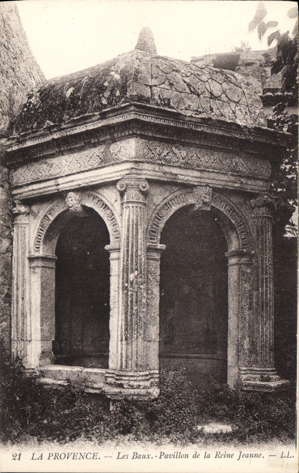 CPA La Provence Les Baux Pavillon de la Reine Jeanne