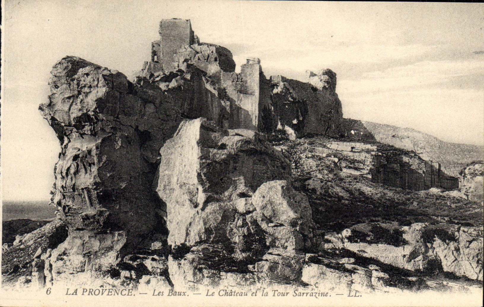 CPA La Provence Les Baux Le Chateau et la Tour Sarrazine