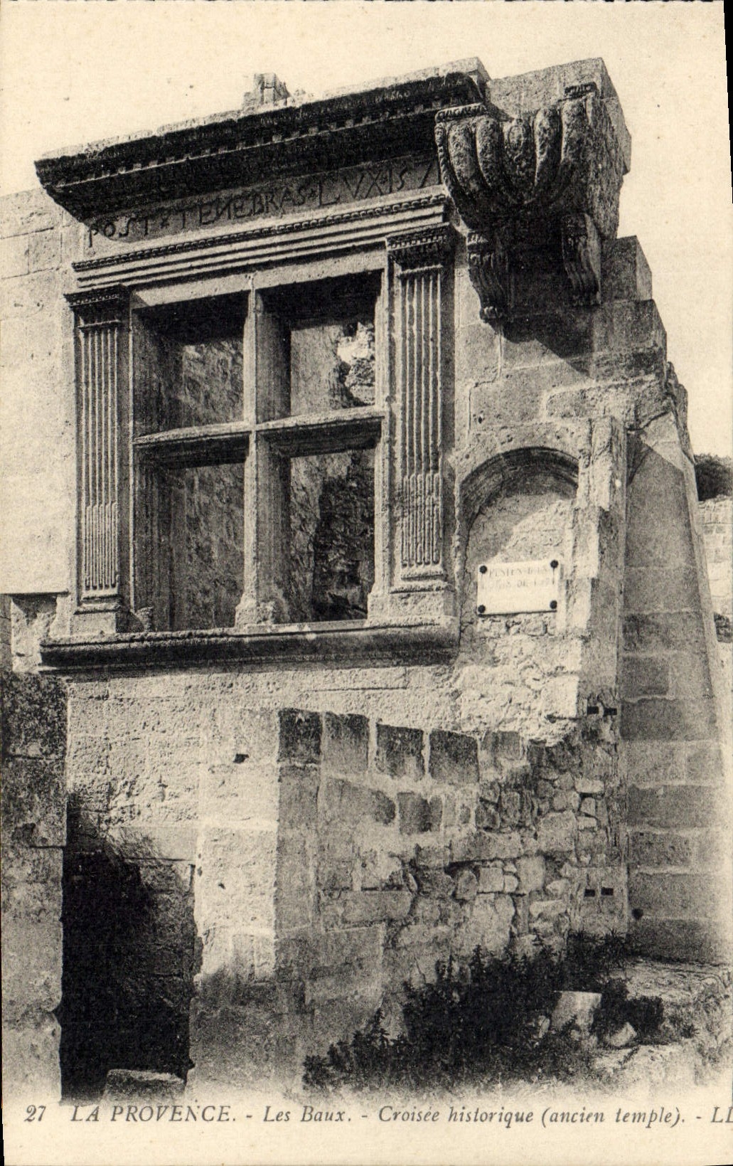 CPA La Provence les Baux Croisee historique (ancien temple)