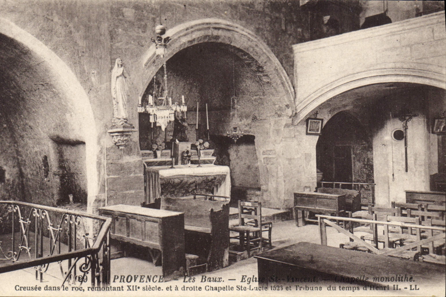 CPA La Provence les Baux Eglise