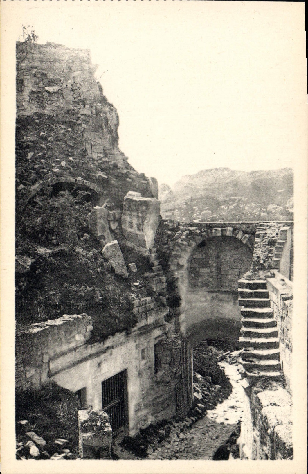 CPA les Baux La Porte d'Eyguieres Escalier du corps de Garde