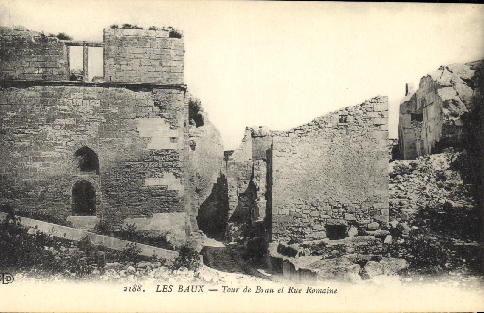 CPA les Baux Tour de Brau et Rue Romaine