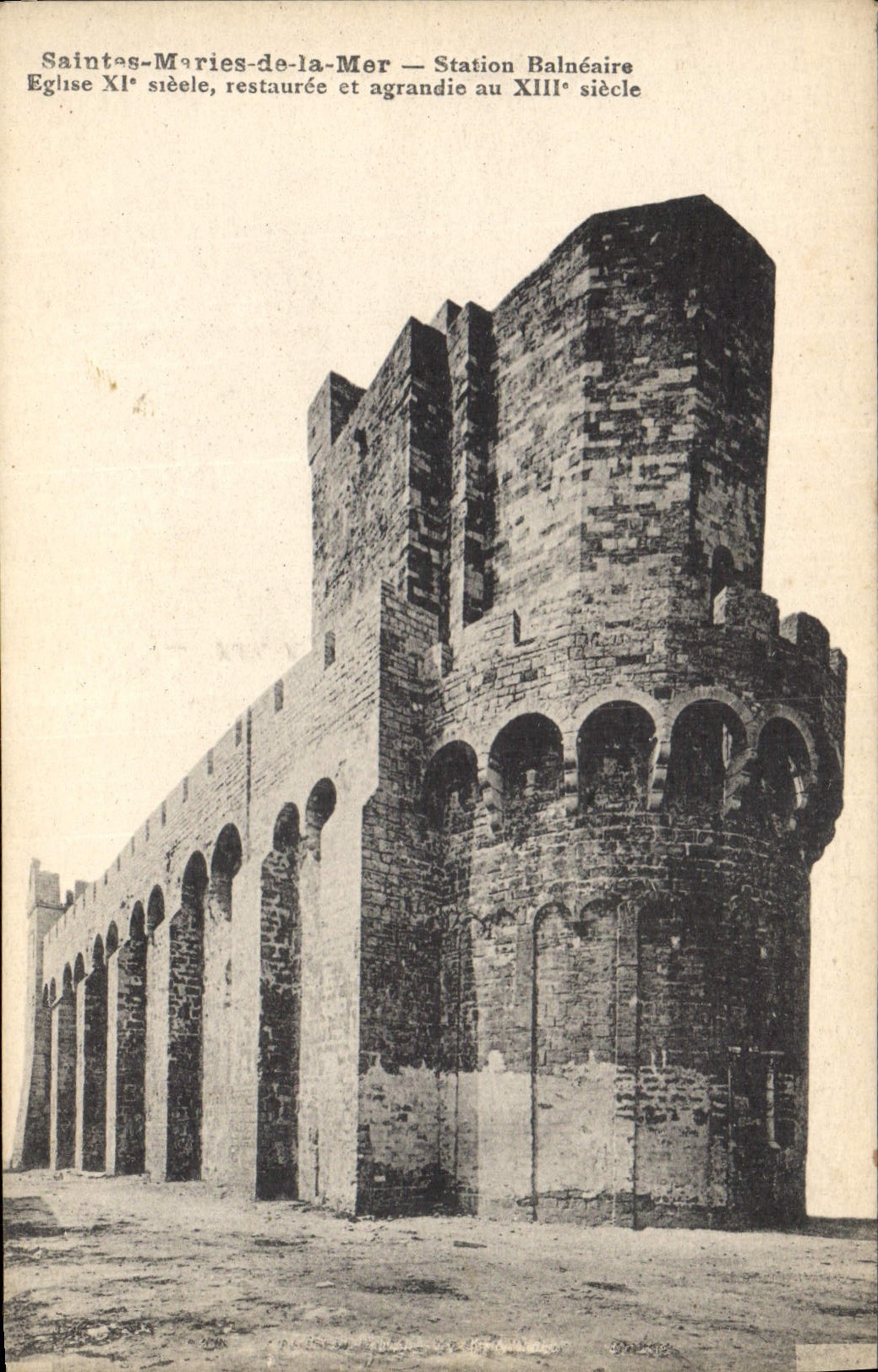 CPA Saintes Maries de la Mer Station Balneaire Eglise XIe siecle restaurant et agrandie au XIIIe sie