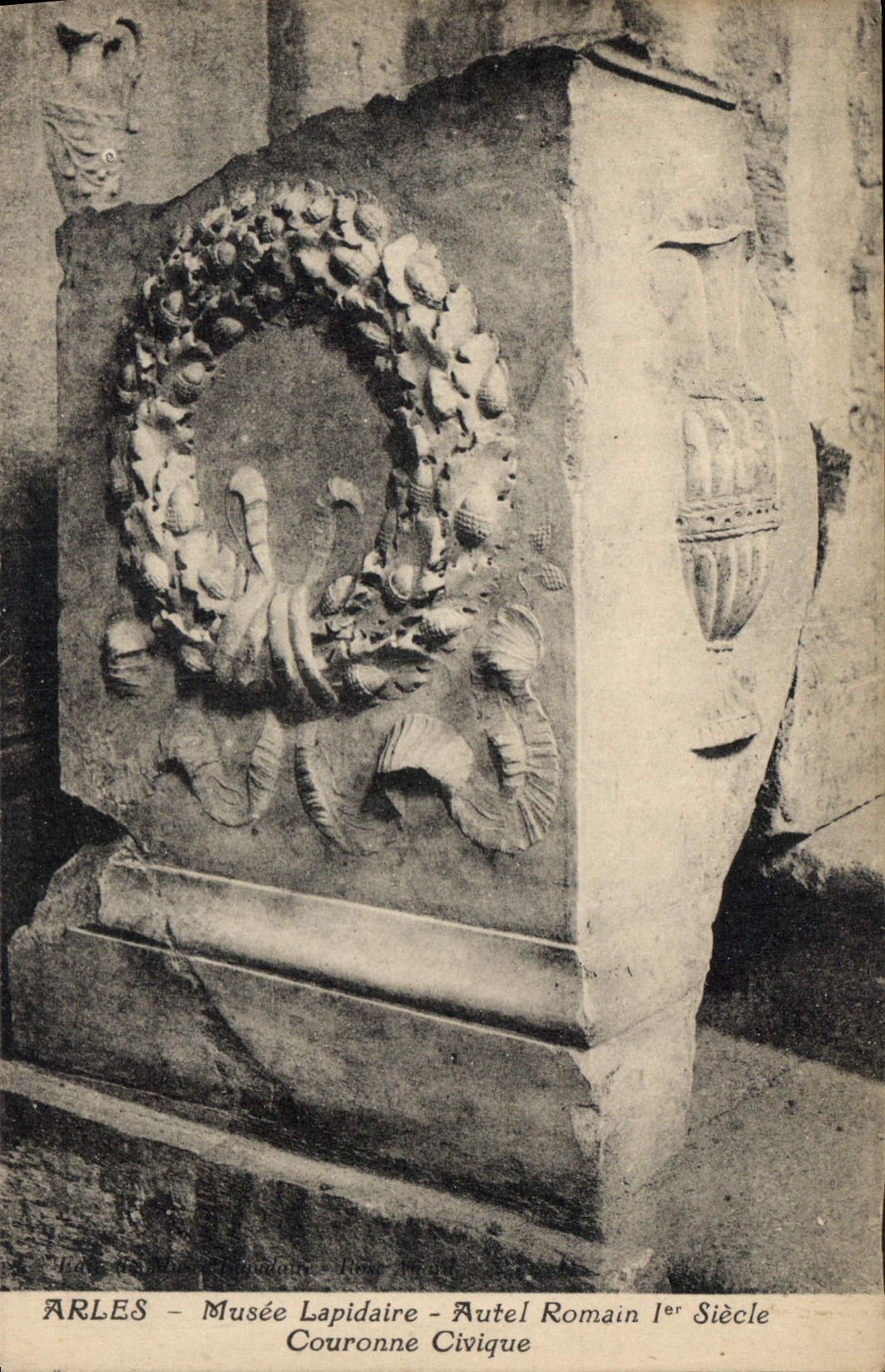 CPA Musee Lapidaire Autel Romain Ier siecle Couronne Civique