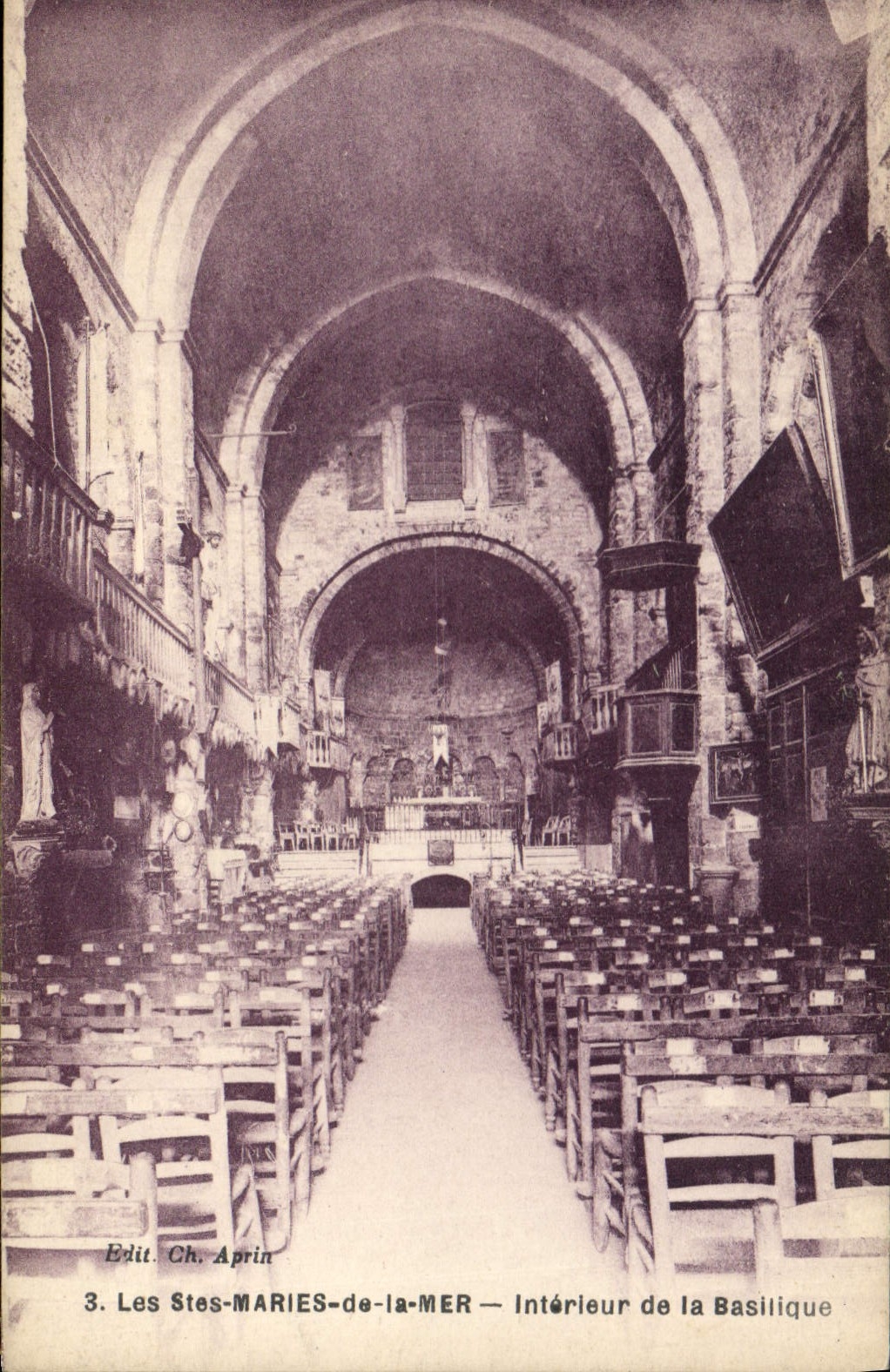 CPA Les Saintes Maries de la Mer Interieur de la Basilique