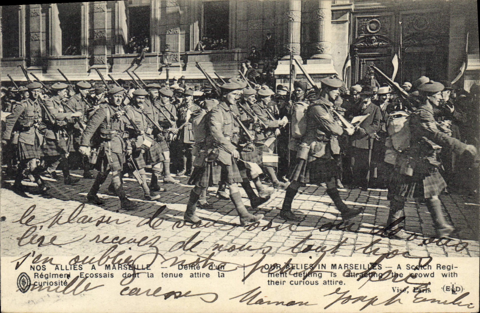 CPA Marseille Defile d'un regime Ecossais dont la tenue attire la curiosite Militaria