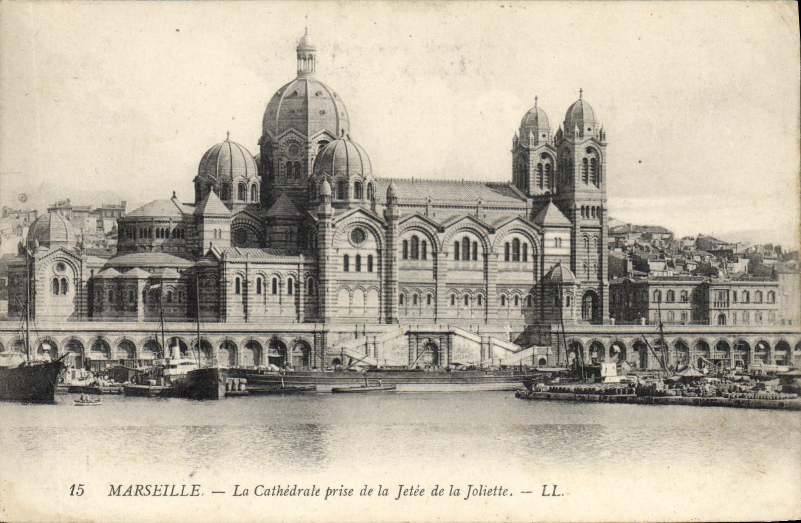 CPA Marseille La Cathedrale prise de la Jetee de la Joliette