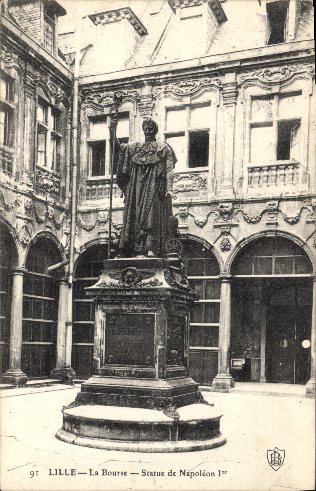 CPA Lille La Bourse Statue de Napoleon Ier